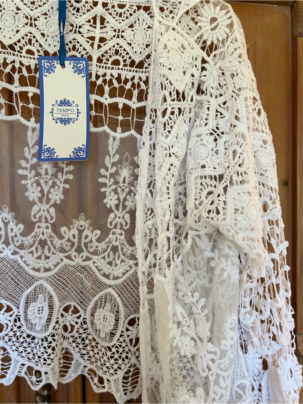 Temp Paris crochet white pretty cardigan, NWT, size M - Picture 3 of 3